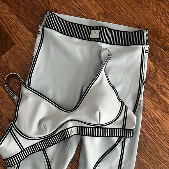 ALO yoga workout set line up celestial blue small - Picture 2 of 3